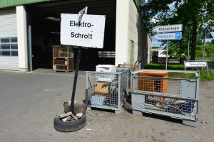Elektroschrott, Elektronikschrott, Müllhalde, Entsorgung, Elektrogeräte, Elektronikgeräte, Abfall, Müll, Plastik, Müllhalde, Müllkippe, Deponie, Plastikmüll, Verpackungen, Grüner Punkt, Recycling, Umweltschutz, Umwelt, Verwertung, Müllverwertung, Wertstoff, Rückgewinnung, Abfälle, Müllentsorgung, Kommune, Müllabfuhr, Stadtwerke, Müllrecycling, Mülltrennung, Müllberg, Schrott, Recyclinghof, Kehricht, Unrat, Restmüll, Abfallwirtschaft, Müllvermeidung, Wiederverwendung, Beseitigung, Aufbereitung, Sortierung, Sondermüll, Schadstoffe, Niedersachsen, Burgdorf, Mai 2014, Bild Nr.: N46502